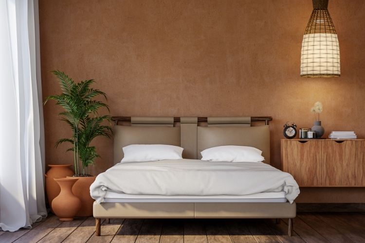 Meleg barna árnyalatú falakkal kialakított hálószoba természetes anyagokkal és nyugodt hangulattal