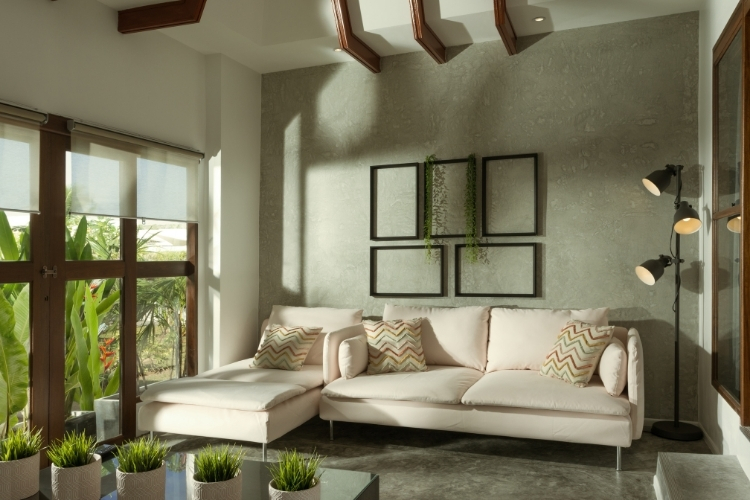 Világos, természetes hatású falszínekkel kialakított nappali sok természetes fénnyel