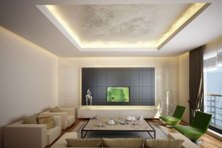 Világos árnyalatú falfestékkel kialakított nappali álmennyezet rejtett LED világítással, egyenletes falfelülettel és meleg tónusokkal