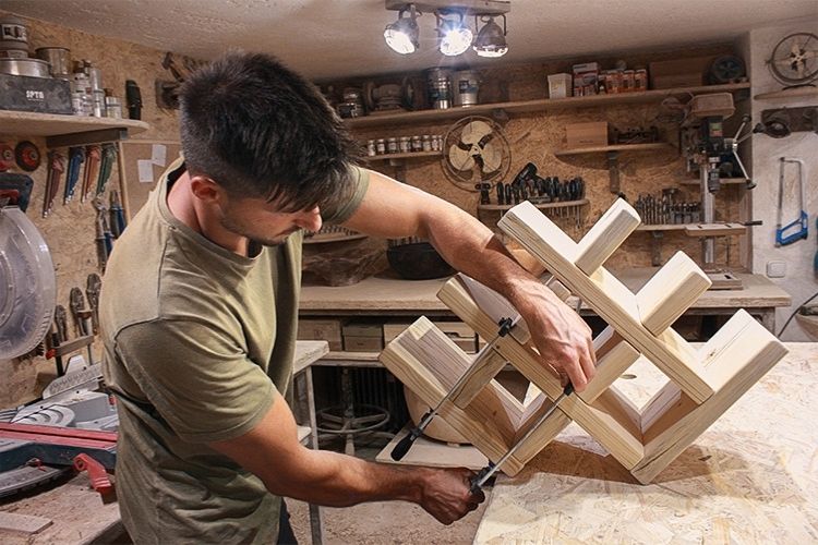 Fa bútor összeállítása és ragasztása műhelyben, felület előkészítése festés vagy lakkozás előtt