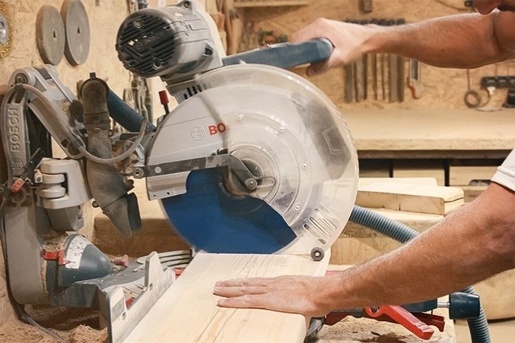 Faanyag precíz vágása körfűrésszel festés előtti előkészítési munkálatok során