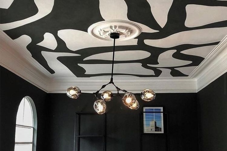 Kontrasztos fekete és fehér árnyalatú falfestékkel festett mennyezet egyedi mintázattal, sima felülettel és dekoratív megjelenéssel