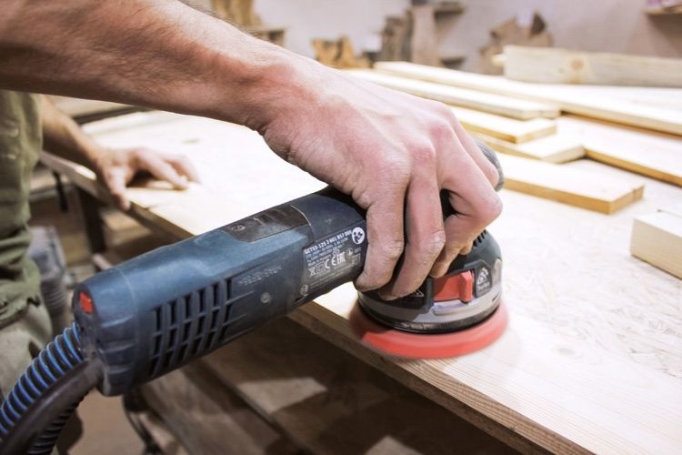 fa felulet csiszolasa excenter csiszologeppel festeshez lazurozashoz vagy favedelemhez a sima es egyenletes felulet kialakitasa erdekeben DIY projekt soran