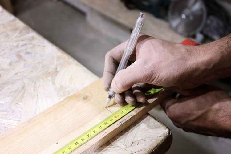 faanyag pontos merese es jelolese meroszalaggal DIY magasagyas vagy kerti projekt epitesehez fa szerkezet elokeszitese osszeszereles elott
