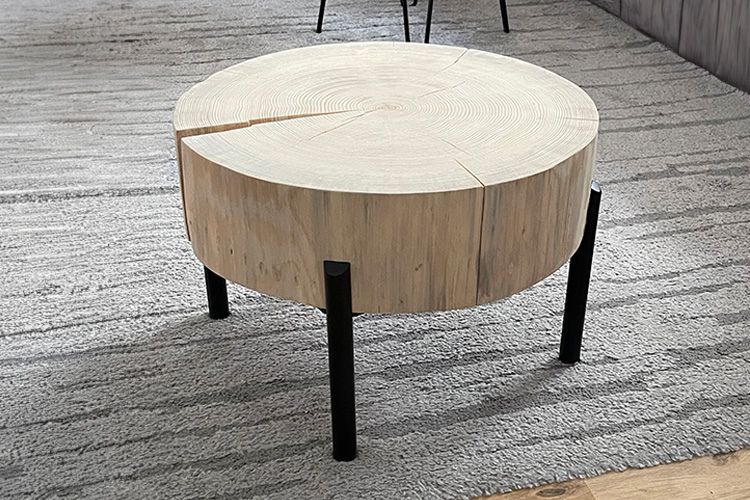 fakorongbol keszult modern dohanyzoasztal termeszetes fa felulettel es fekete fem labakkal egyedi fabutor nappaliba