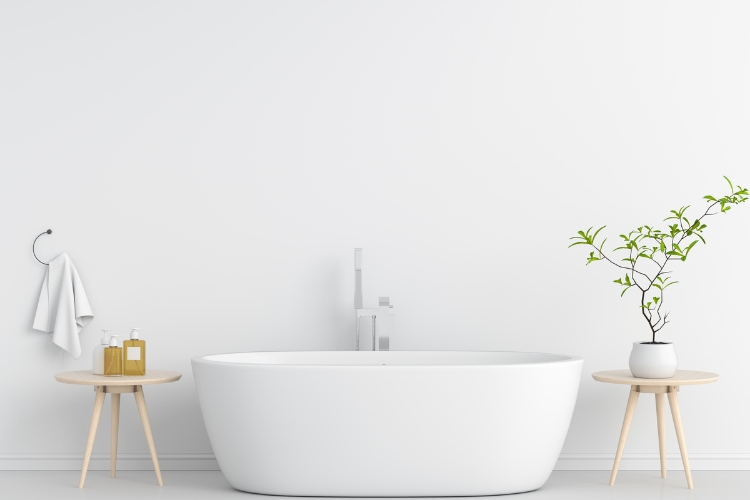 Fehér árnyalatú falfestékkel festett fal világos enteriőrben, semleges tónusokkal és matt felületi hatással