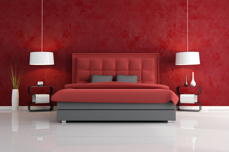 Piros árnyalatú falfestékkel festett fal meleg tónusú enteriőrben, karakteres színvilággal és hangsúlyos felülettel