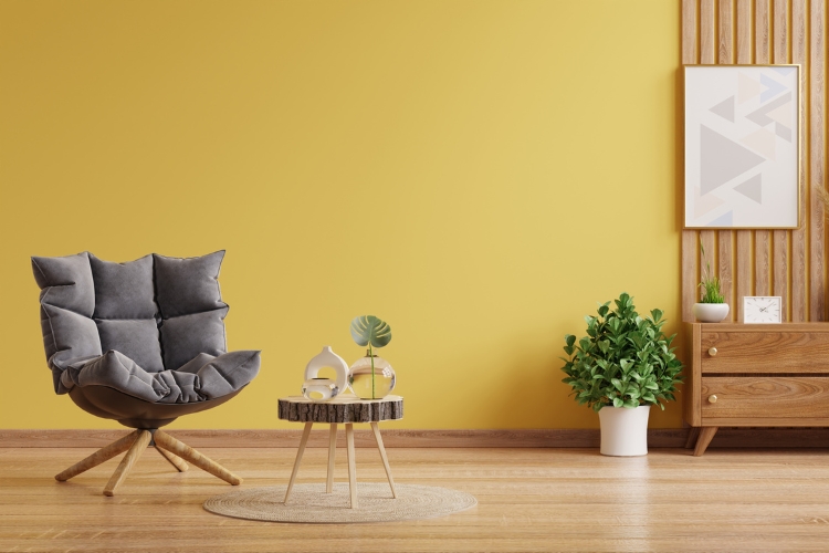 Sárga árnyalatú falfestékkel kialakított belső tér világos tónusokkal, egyenletes falfelülettel és energikus hangulattal