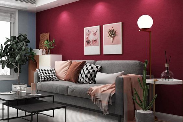 Bíbor vörös beltérí falfesték, trendi nappali bíbor színű fal és szürke kanapé