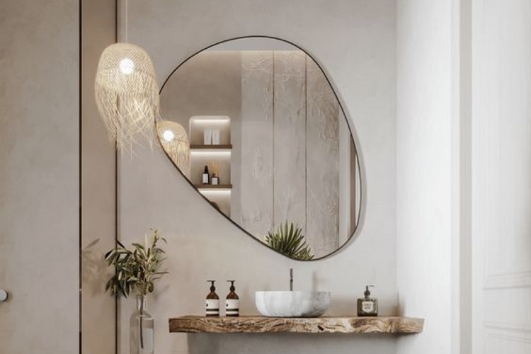 Stílusos fürdőszoba kellemes fények és tükör a tér tágításáért.