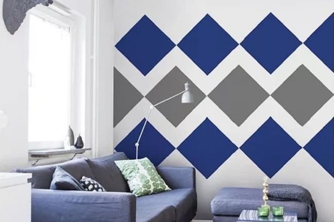 Szürke és kék geometriai minta falfesték fehér falon a nappaliban