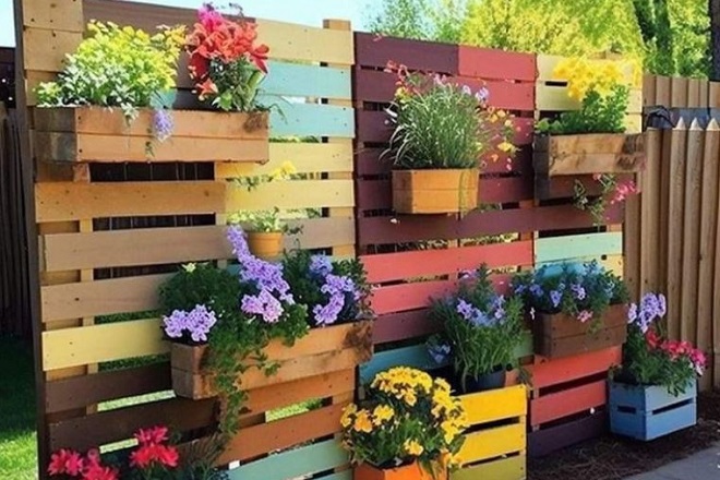 Kreatív kerti ötlet raklapokból és maradék festékekből, színes kerti tipp