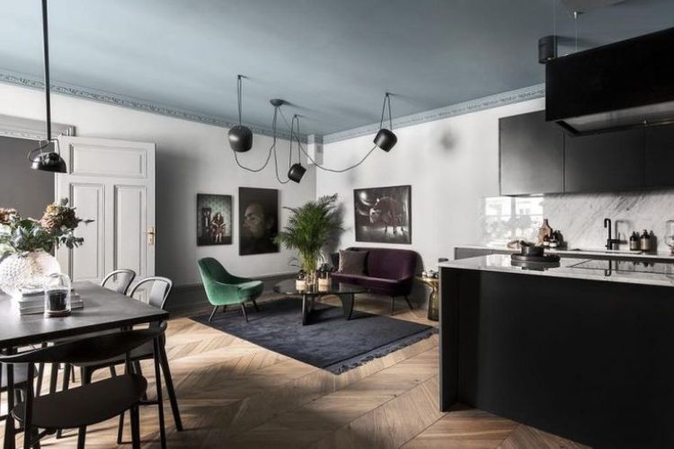 Modern nappali világos falakkal és sötétszürke árnyalatú falfestékkel festett mennyezettel, kontrasztos tónusokkal és matt felülettel