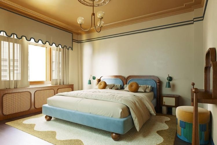 Pasztellkék árnyalatú falfestékkel festett hálószoba meleg bézs mennyezeti árnyalattal, harmonikus retro stílusú enteriőrrel és természetes fényben.