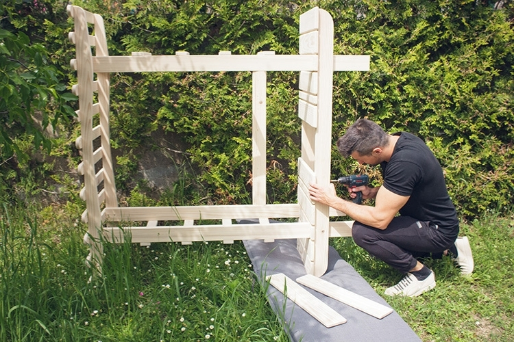 fa kerti butor vazanak osszeszerelese akkus csavarozoval diy projekt soran tartos kulteri butor keszitesehez es feluletkezeles elokeszitesehez
