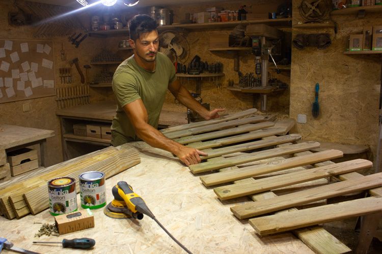 fa madareteto keszitese elokeszitett falecekbol barkacsmuhelyben tartos es praktikus kerti madareteto kialakitasahoz diy projekt soran