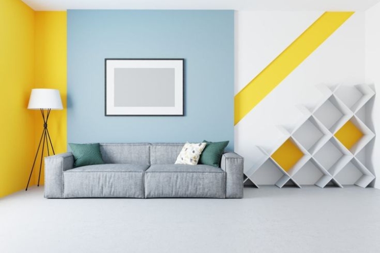sarga es vilagoskek geometrikus falfestes modern nappaliban elenk szinblokkokkal kreativ es fiatalos enterior kialakitashoz modern faldekoracios megoldaskent